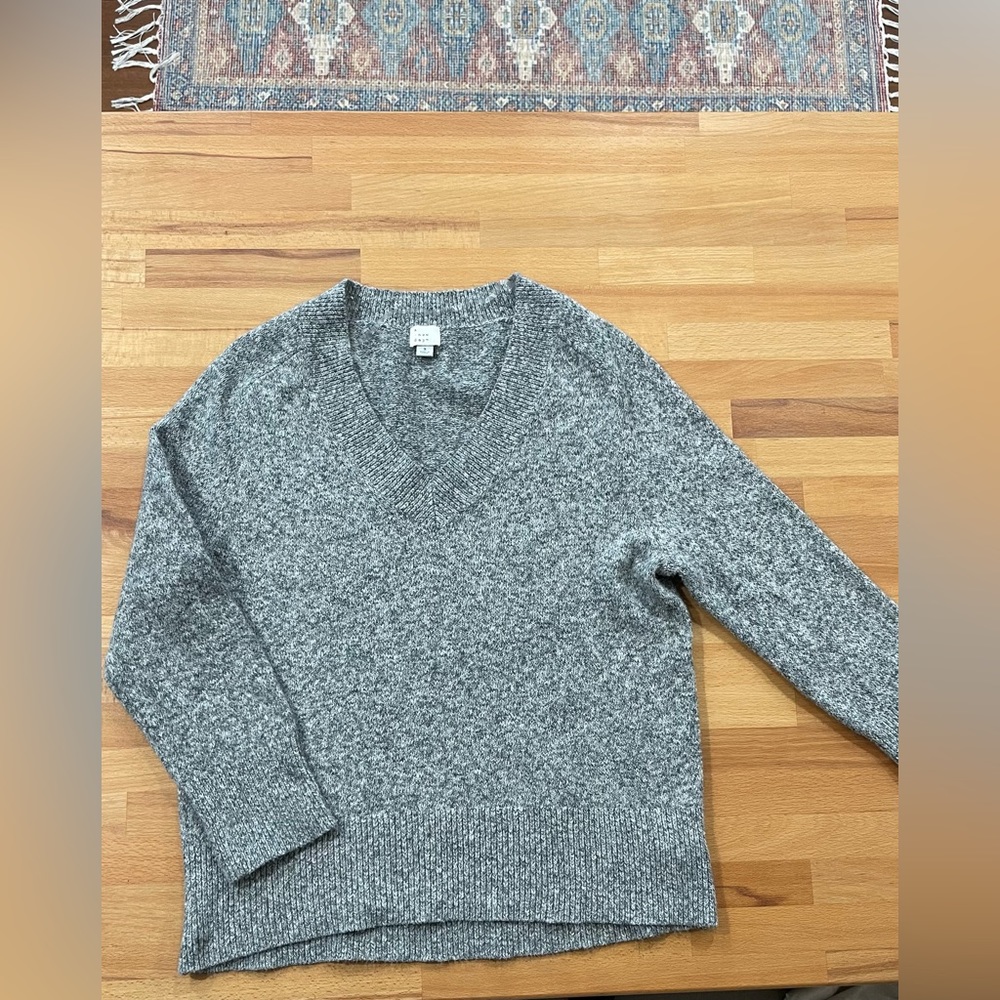 Perfect timeless sweater! Grey staple sweater for the timeless cool girl look.
